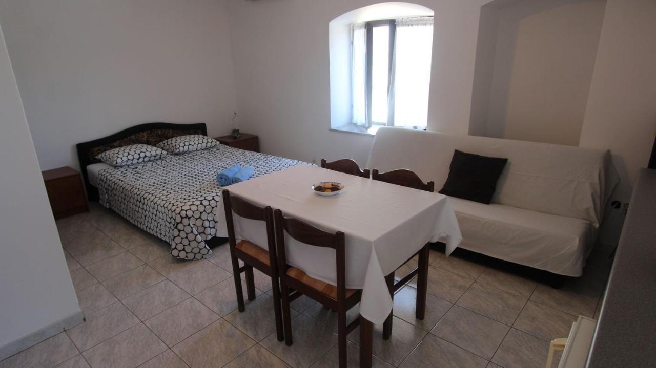 Apartments Eva Malinska Εξωτερικό φωτογραφία