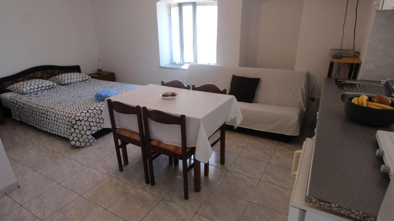 Apartments Eva Malinska Εξωτερικό φωτογραφία